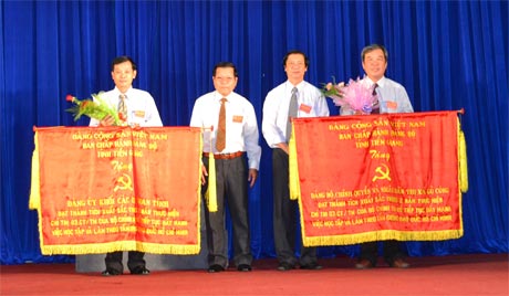 Phó Bí thư Tỉnh ủy Nguyễn Văn Danh và Chủ tịch UBND tỉnh Nguyễn Văn Khang trao Cờ cho các đơn vị đạt thành tích hoàn thành xuất sắc trong thực hiện Chỉ thị 03 của Bộ Chính trị