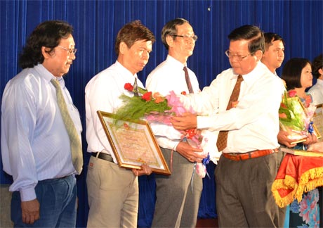 Chủ tịch UBND tỉnh trao Bằng khen cho các tác giả đoạt giải trong cuộc thi sáng tác tác phẩm văn học - nghệ thuật, báo chí về đề tài Học tập và làm theo tấm gương đạo đức Hồ Chí Minh.