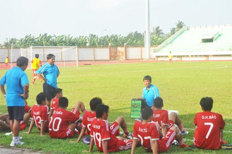 Đội bóng Tiền Giang đã có trận đấu tẻ nhạt trong ngày khai mạc.