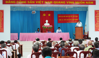 Ông Võ Văn Bình, Phó Bí thư Tỉnh ủy, Trưởng đoàn ĐBQH đơn vị tỉnh Tiền Giang trả lời ý kiến của cử tri