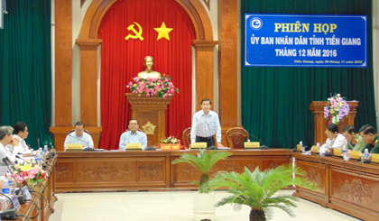 Ông Lê Văn Hưởng, Chủ tịch UBND tỉnh phát biểu tại Phiên họp thành viên UBND tỉnh vào ngày 30-11