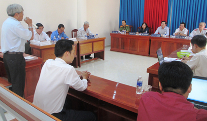 Ông Phan Văn Nhẫn trình bày nguyện vọng với Chủ tịch UBND tỉnh.