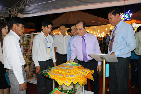 Ông Trần Thanh Đức, Phó Chủ tịch UBND tỉnh (người đứng thứ hai từ phải qua) tham quan gian hàng trưng bày sản phẩm của vùng kinh tế - đô thị phía Tây của tỉnh.