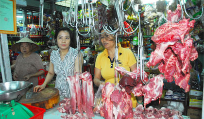 Một điểm bán thịt heo tại chợ Thạnh Trị, phường 4 (TP. Mỹ Tho).