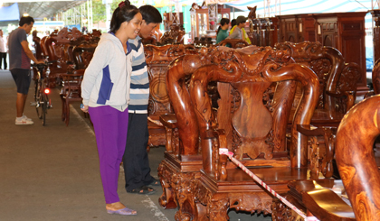 khách hàng tham quan, chiêm ngưỡng các sản phẩm đồ gỗ tại hội chợ. Ảnh: Hữu Nghị