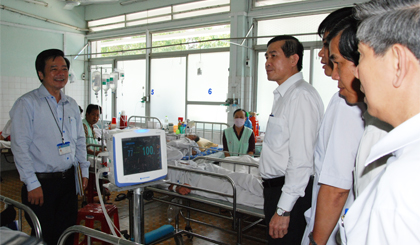 Ông Lê Văn Hưởng cùng lãnh đạo sở, ngành tỉnh khảo sát thực trạng quá tải bệnh nhân tại Khoa Nội thần kinh - Bệnh viện Đa khoa trung tâm tỉnh.