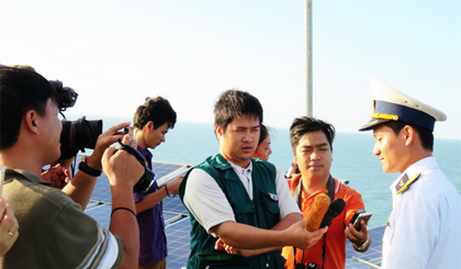  Nhà báo Minh Toàn (đứng giữa) tác nghiệp tại Nhà Giàn DK1.
