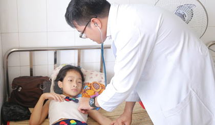 Bác sỹ khám cho bệnh nhân mắc sốt xuất huyết Dengue tại Bệnh viện đa khoa tỉnh Tiền Giang. (Ảnh: Nam Thái/TTXVN)