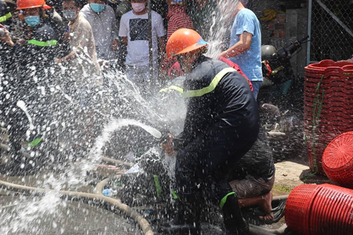 Lính cứu hỏa thực hiện thành công việc nối ống nước với áp suất cực mạnh.                                              Ảnh:  VĂN THẢO