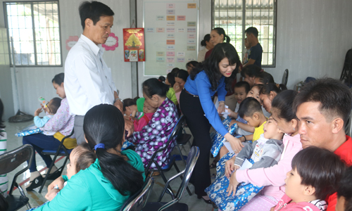 Chị Nguyễn Thị Uyên Trang trao quà cho các em khuyết tật tại Trung tâm Hỗ trợ phát triển giáo dục hòa nhập trẻ khuyết tật tỉnh.