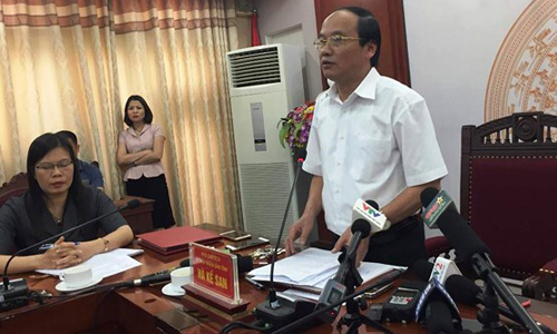Ông Hà Kế San chủ trì buổi họp báo về việc nhiều người dân ở xã Kim Thượng bỗng nhiên bị nhiễm HIV