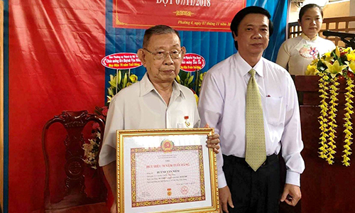 Đồng chí Nguyễn Văn Danh trao Huy hiệu 70 năm tuổi Đảng cho đồng chí 