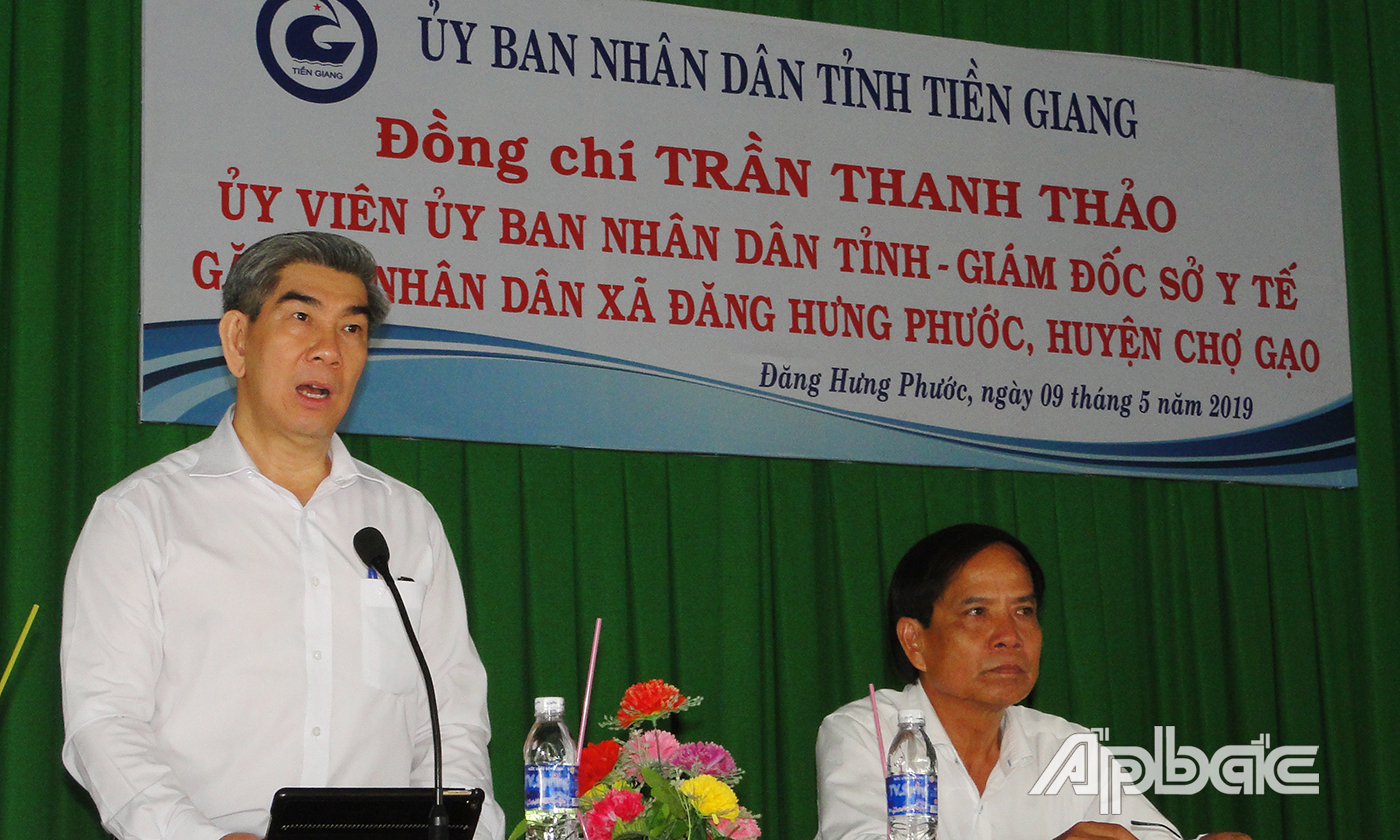 BS CKII Trần Thanh Thảo trong lần gặp gỡ nhân dân xã Đăng Hưng Phước  (huyện Chợ Gạo).