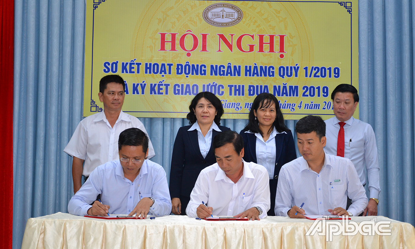 Đồng chí Nguyễn Thị Đậm (đứng bên trái) chứng kiến Lễ ký kết giao ước thi đua năm 2019 của các ngân hàng  thương mại trên địa bàn tỉnh.