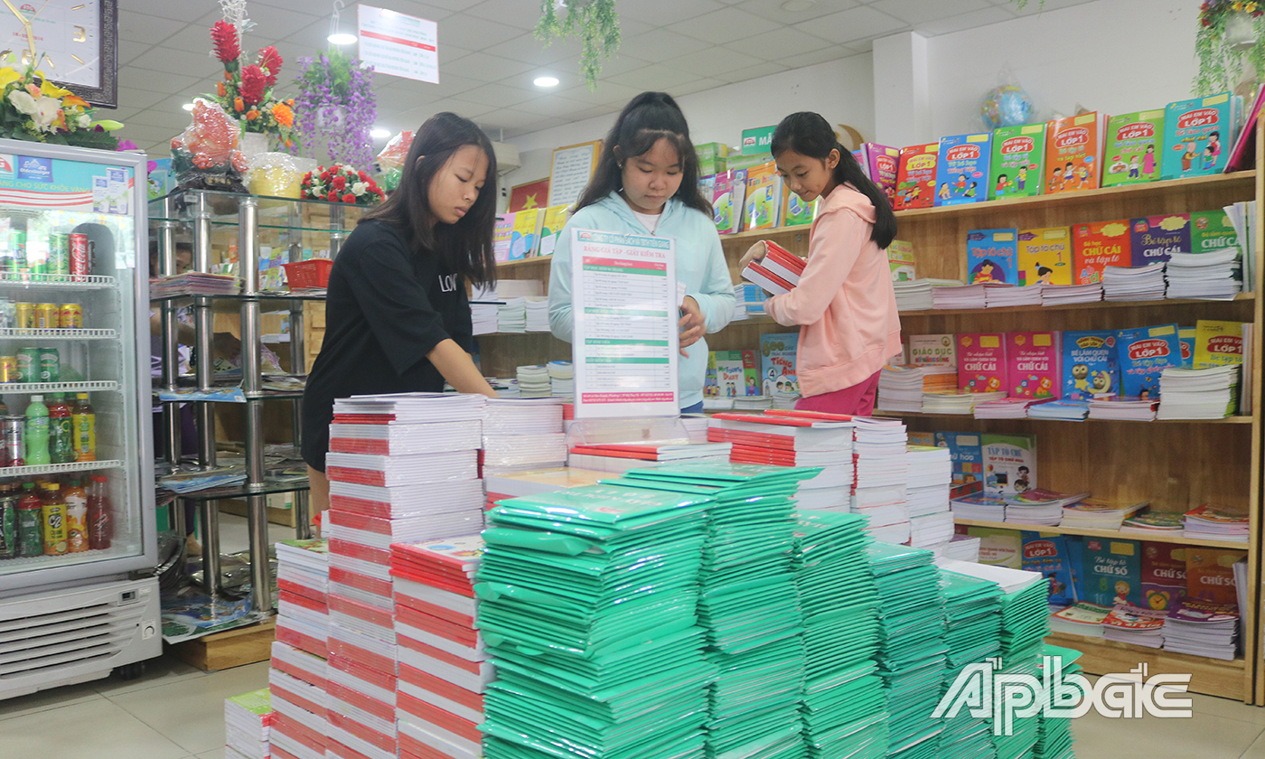 Học sinh mua SGK chuẩn bị cho năm học mới. 