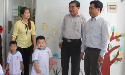 Đồng chí Trần Văn Dũng đến kiểm tra Trường Mầm non Thị trấn Mỹ Phước, huyện Tân Phước. 
