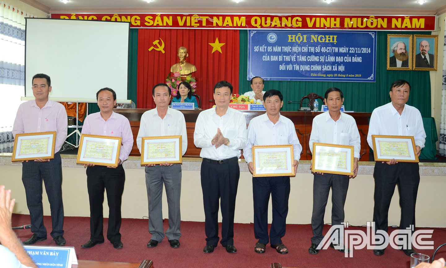 Ngân hàng CSXH Việt Nam tặng Giấy khen cho các tập thể tại tỉnh Tiền Giang do có đóng góp trong thực hiện Chỉ thị số 40-CT/TW.