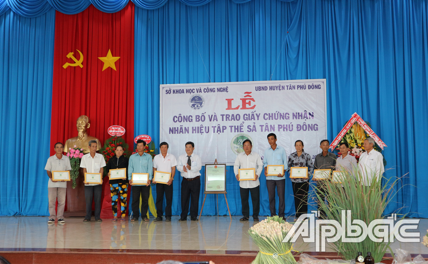 Trao giấy chứng nhận quyền sử dụng nhãn hiệu tập thể sả Tân Phú Đông cho các hội viên Hội làm vườn huyện Tân Phú Đông