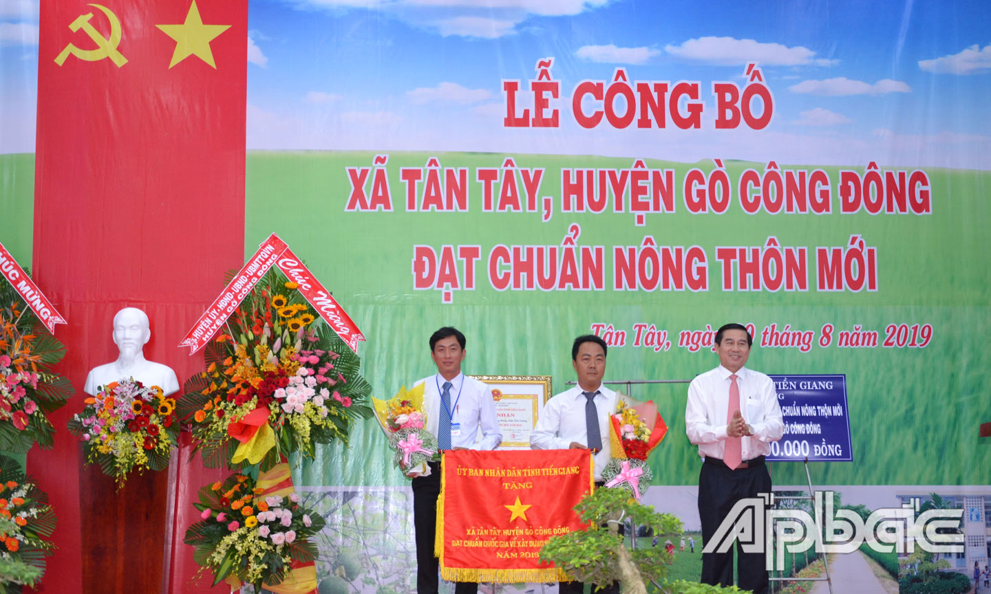 Chủ tịch UBND tỉnh Lê Văn Hưởng tặng Cờ thi đua cho xã Tân Tây.
