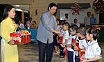 Bí thư Tỉnh ủy Nguyễn Văn Danh trao quà trung thu cho trẻ em