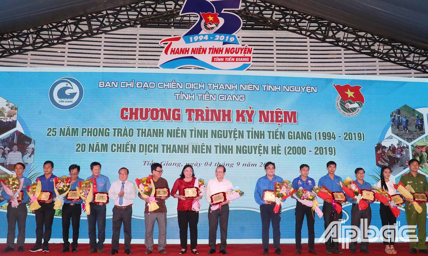 Đồng chí Phạm Anh Tuấn tặng quà tri ân các tập thể, cá nhân đã có nhiều đóng góp phong trào thanh niên tình nguyện trong thời gian qua.