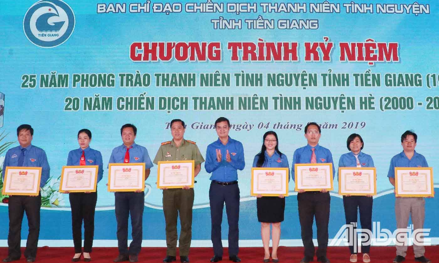 : Đồng chí Bùi Quang Huy trao Bằng khen của Trung ương Đoàn cho các tập thể, các nhân đạt nhiều thành tích trong phong trào thanh niên tình nguyện.