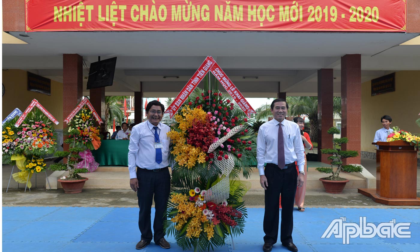 Chủ tịch UBND tỉnh Lê Văn Hưởng tặng hoa chúc mừng trường THPT Chợ Gạo