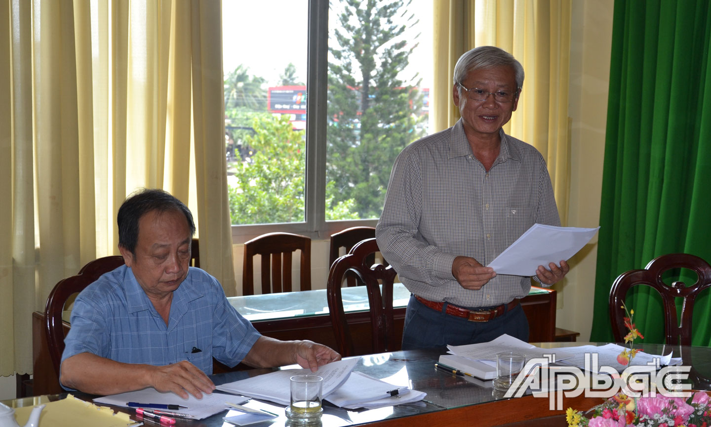 Chủ tịch UBND huyện Châu Thành Huỳnh Văn Bé Hai thông tin với báo chí về việc cưỡng chế thu hồi đất 3 hộ dân.