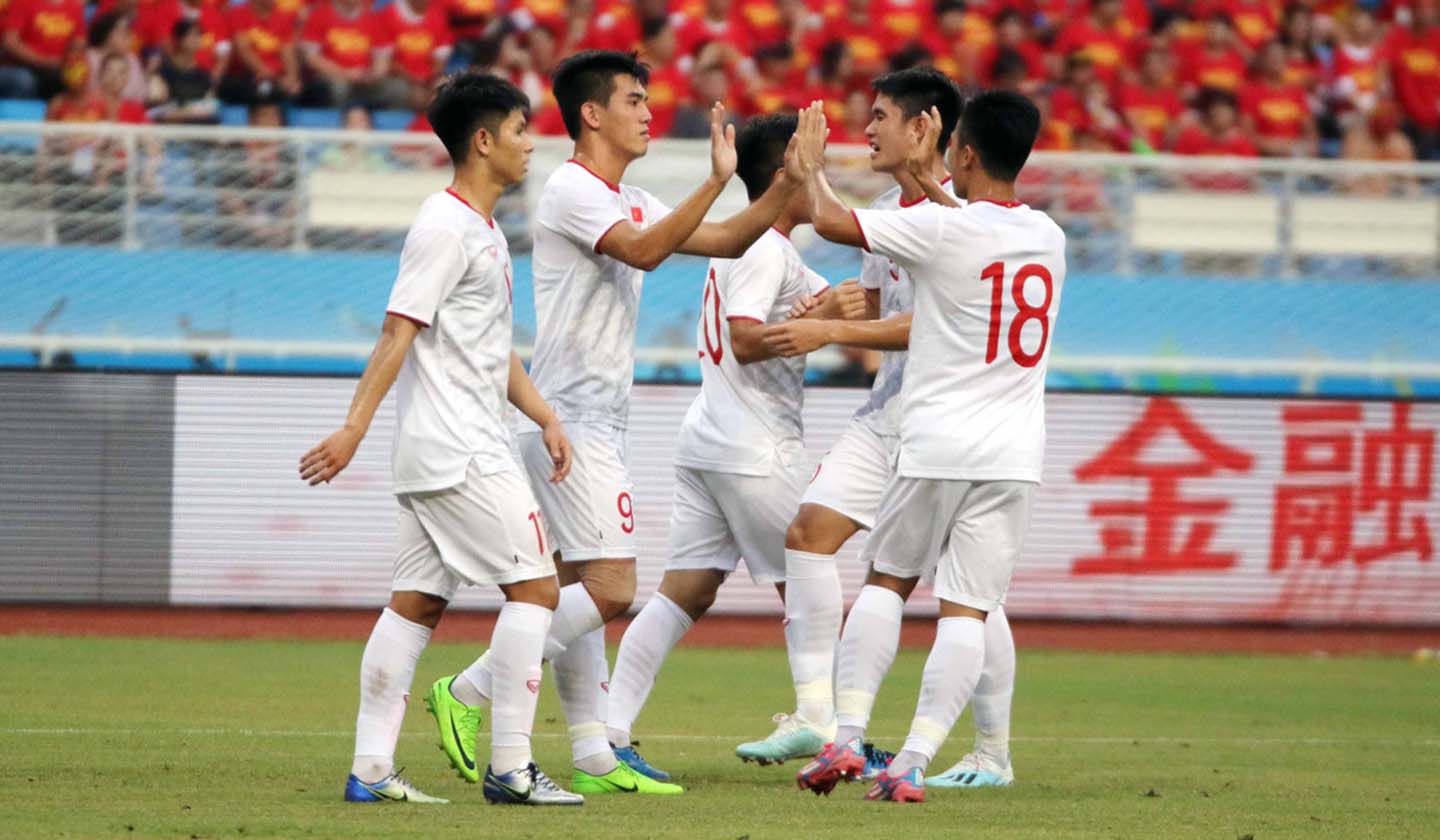 Tiến Linh (thứ hai từ trái sang) đã tỏa sáng với cú đúp mang về chiến thắng 2-0 cho U22 Việt Nam trong trận giao hữu với U22 Trung Quốc. Ảnh: Vietnamnet.vn