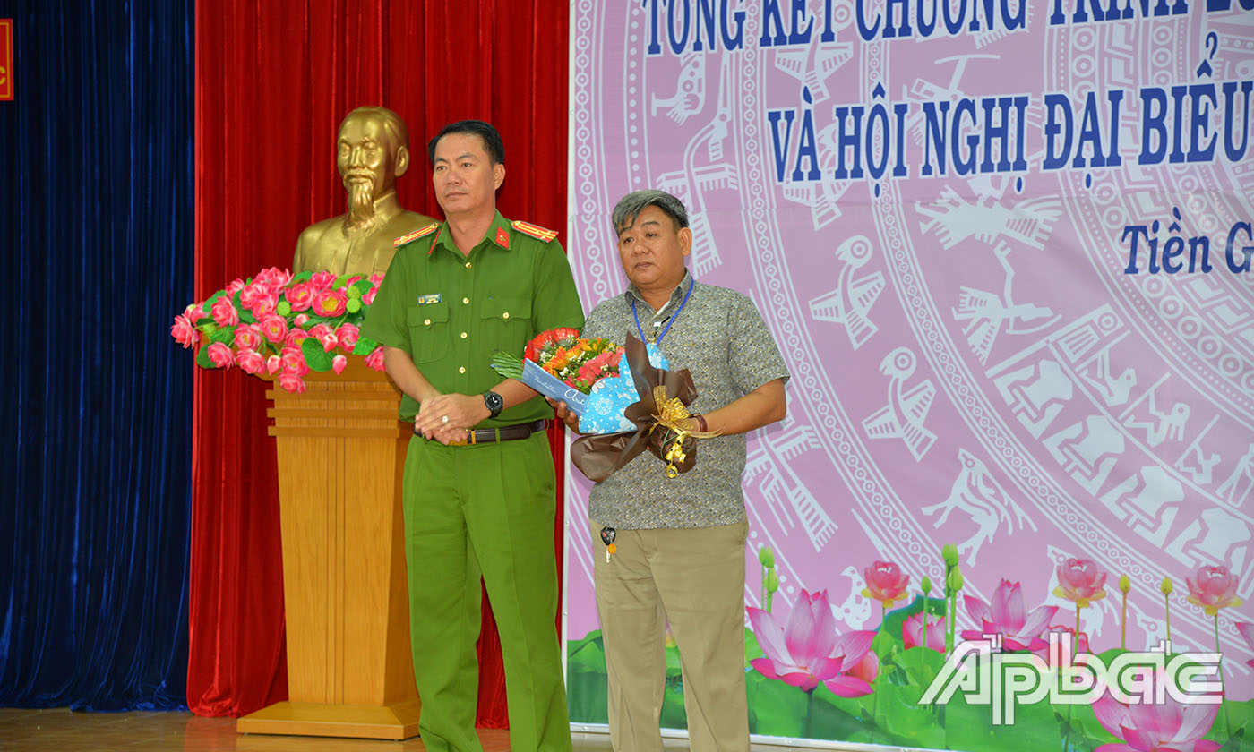 Thượng tá Võ Nhựt Hải, giám thị Trại giam Mỹ Phước tặng hoa cho người từng lầm lỗi đã trở về xã hội hoạt động kinh doanh hiệu quả