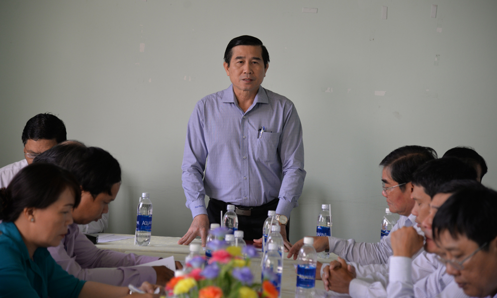 Đồng chí Lê Văn Hưởng phát biểu tại buổi làm việc với xã Long Trung (huyện Cai Lậy).
