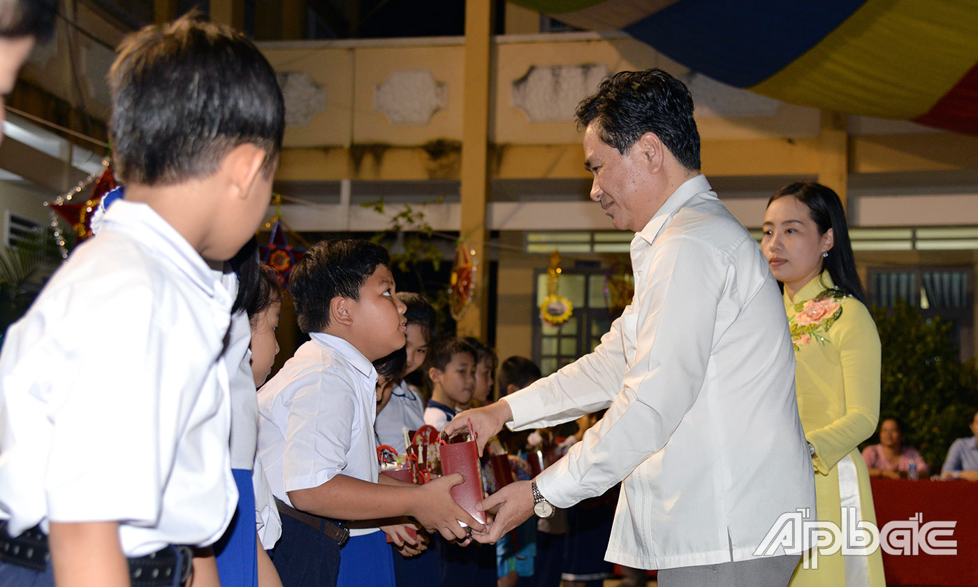 Đồng chí Trần Văn Dũng trao quà trung thu cho trẻ em.