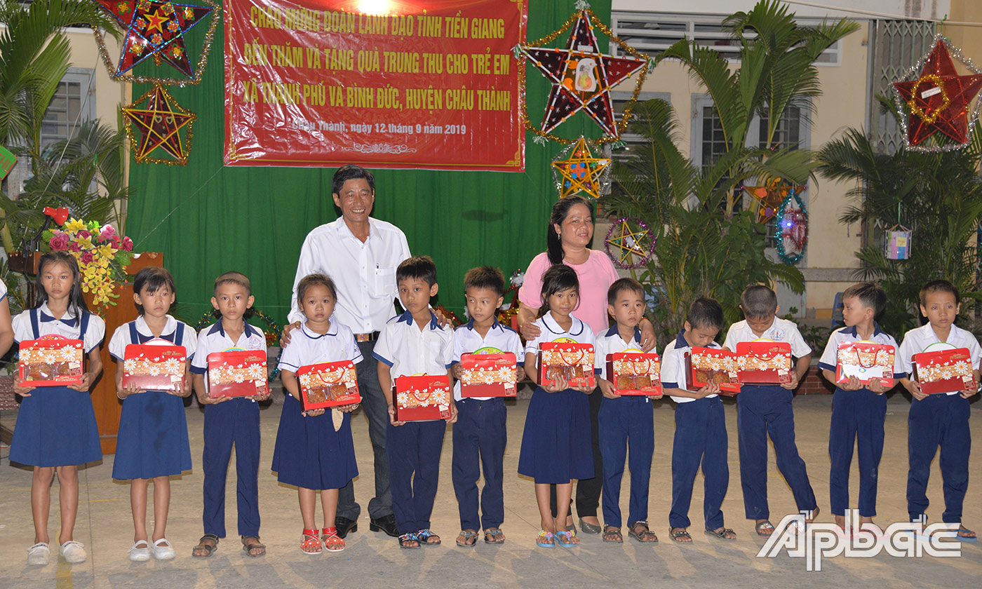 Các đồng chí lãnh đạo tỉnh, huyện trao quà trung thu cho các em học sinh
