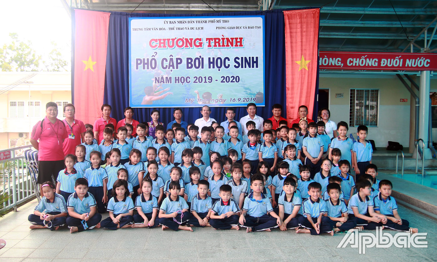 Gần 100 em học sinh Trường Tiểu học Thiên Hộ Vương tham gia chương trình phổ cập bơi.