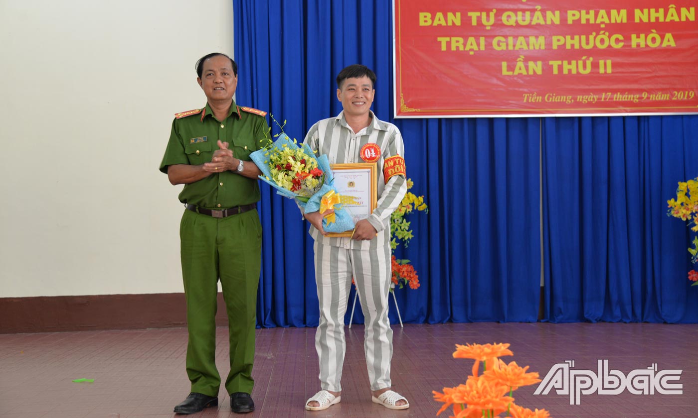 Đại tá Lê Văn Cư, Phó Giám thị Trại giam Phước Hòa trao giải Nhất cho thí sinh Nguyễn Hữu Lập
