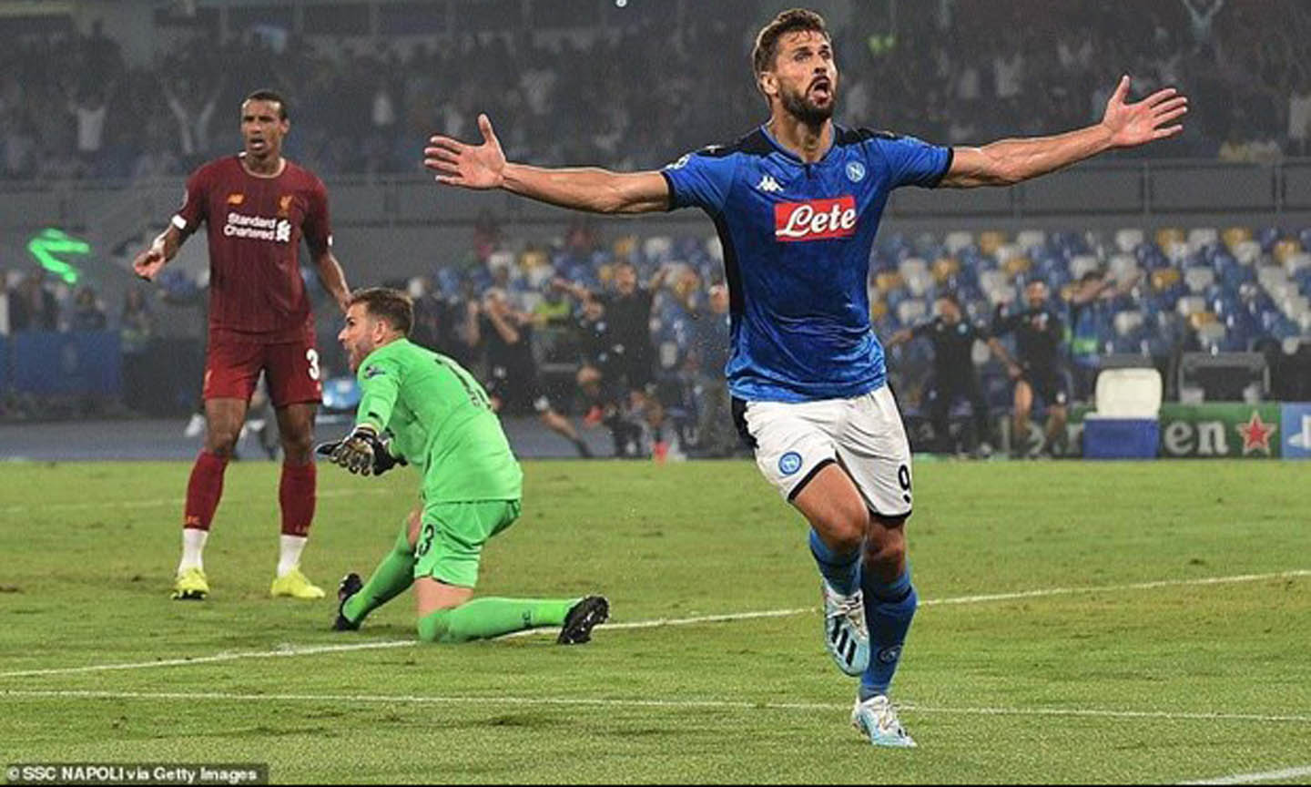 Llorente ấn định chiến thắng cho Napoli sau sai lầm của hàng thủ Liverpool.