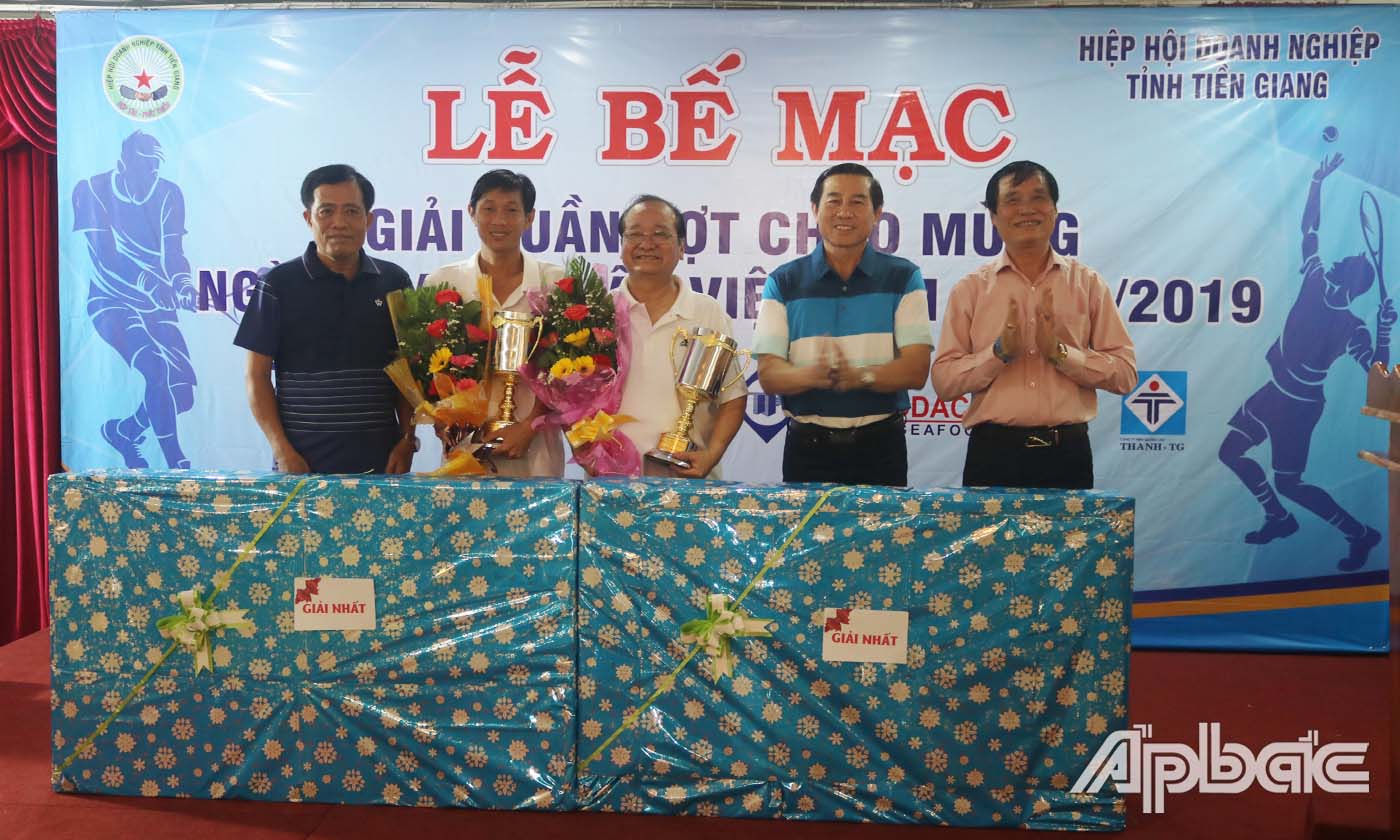 Đồng chí Lê Văn Hưởng, Phó Bí thư Tỉnh ủy, Chủ tịch UBND tỉnh trao thưởng cho các VĐV đoạt giải Nhất.