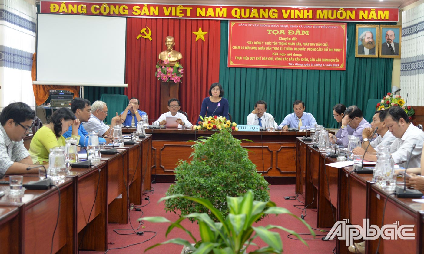 Bí thư Đảng ủy Văn phòng Phạm Thị Mai Tiên phát biểu tại buổi tọa đàm. 