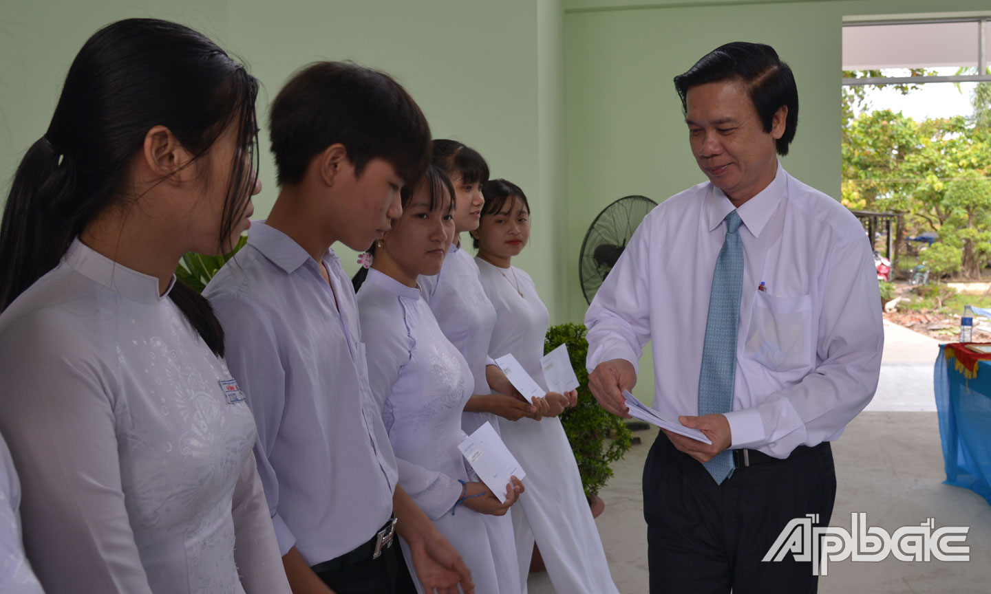 Đồng chí Nguyễn Văn Danh trao học bỗng cho học sinh vượt khó, học tốt của Trường THPT Vĩnh Kim, huyện Châu Thành.