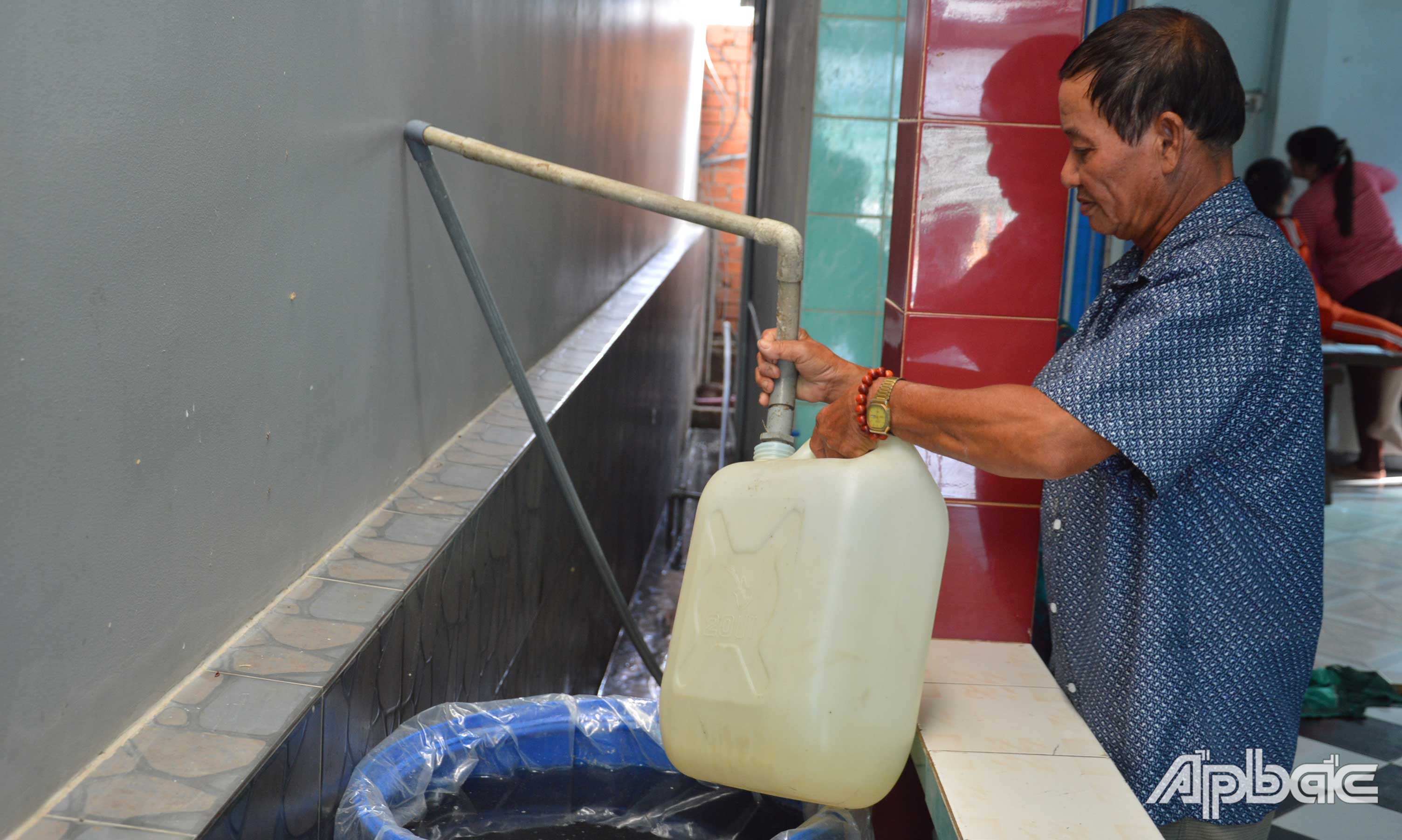 Người dân dùng máy bơm để thu gom nước mưa, nước thải tràn vào nhà để đi đổ.