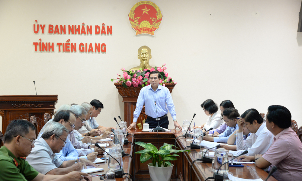 Đồng chí Lê Văn Hưởng chỉ đạo tại cuộc họp chiều 20-11.