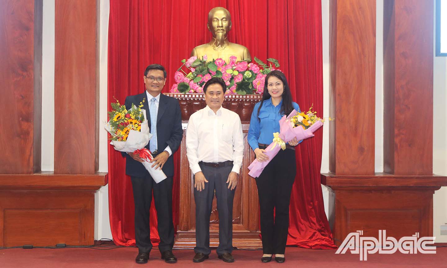 Đồng chí Trần Văn Dũng (giữa) tặng hoa cho lãnh đạo Trường Đại học mở TP. Hồ Chí Minh và Tỉnh đoàn.