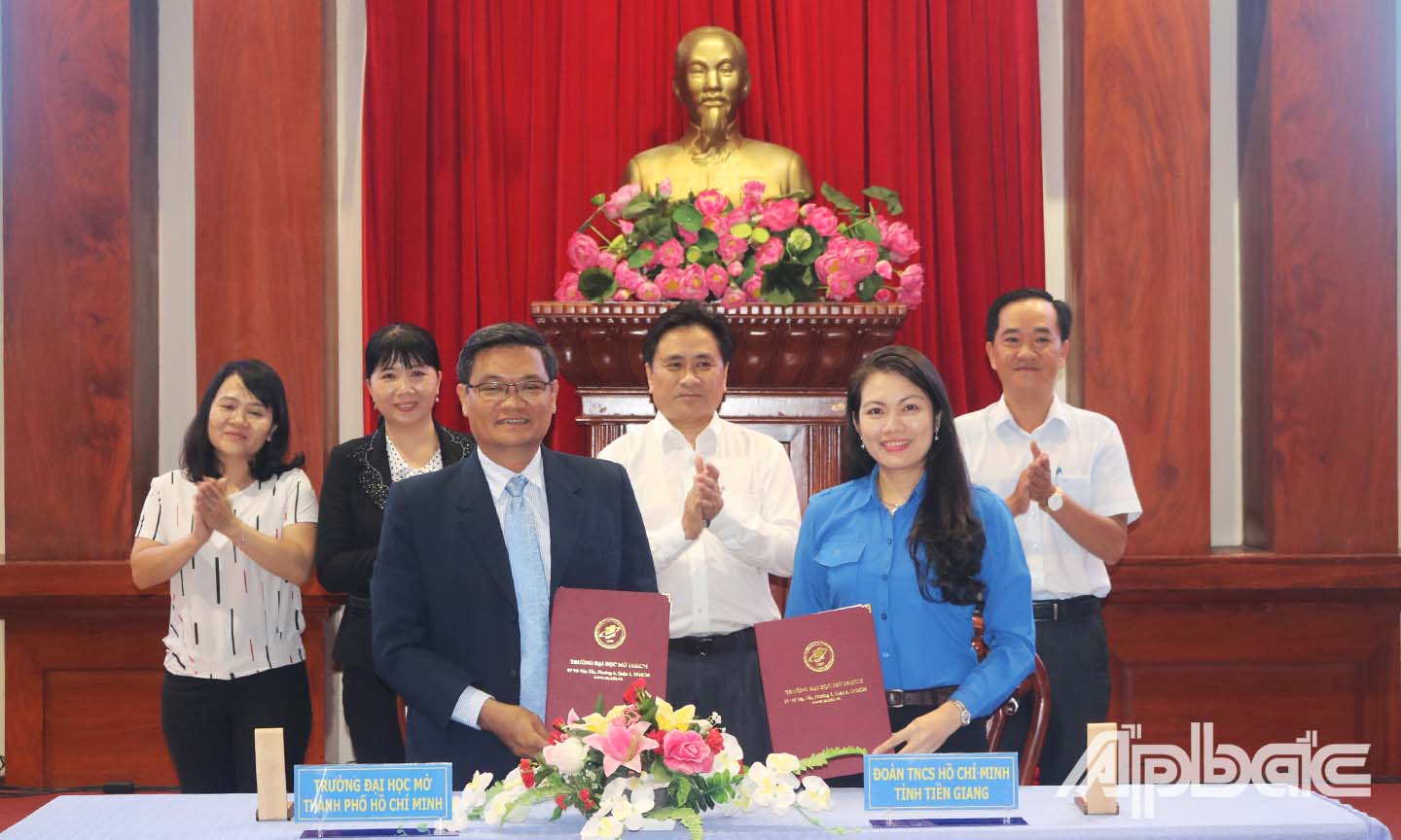 Lãnh đạo Trường Đại học mở TP. Hồ Chí Minh và Tỉnh đoàn ký kết văn bản hợp tác phát động phong trào học tập suốt đời trong ĐV-TN.