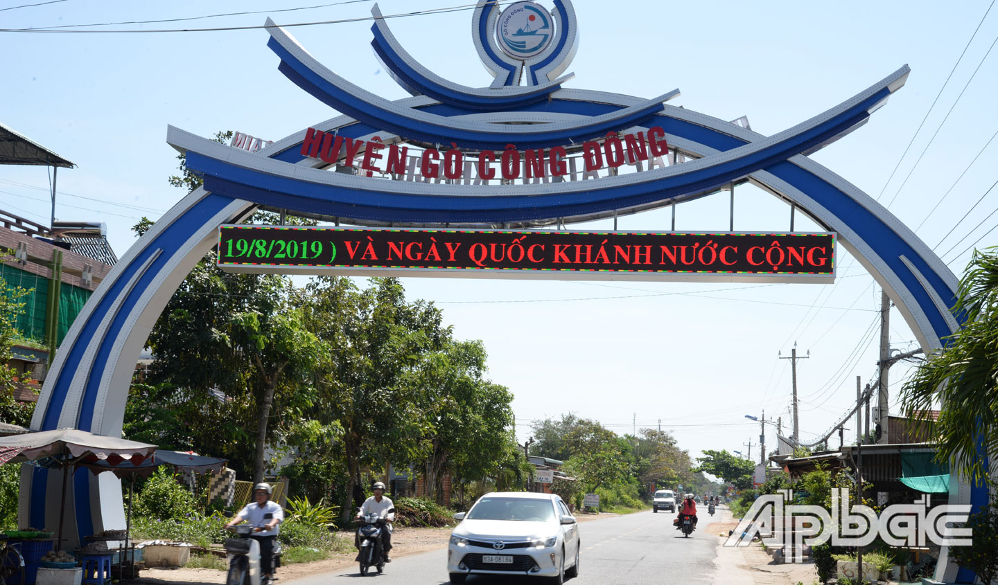 Cổng chào vào Khu hành chính của huyện Gò Công Đông.
