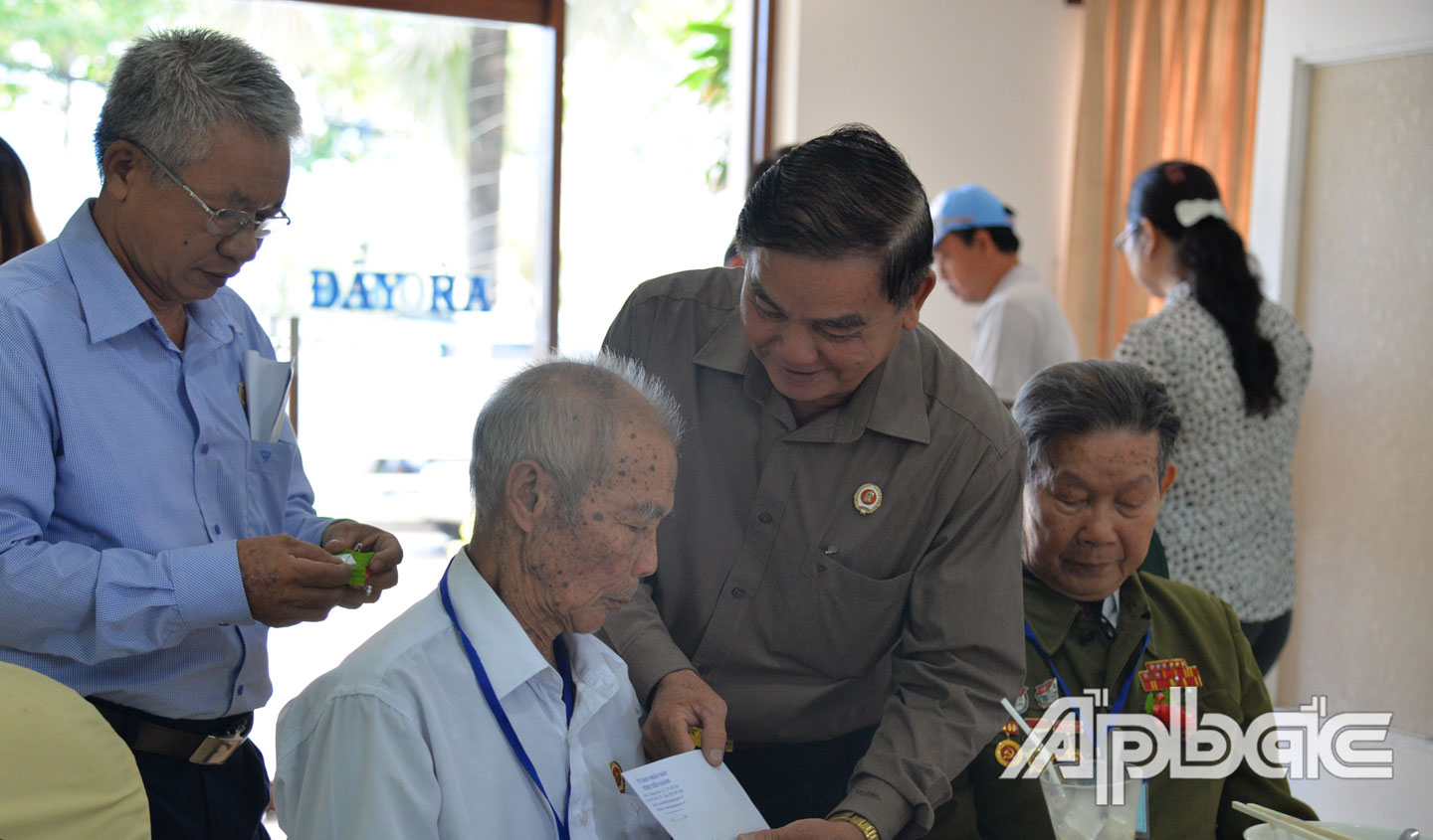Đồng chí Lương Quốc Thọ tặng quà cho các CCB tham quan Côn Đảo.
