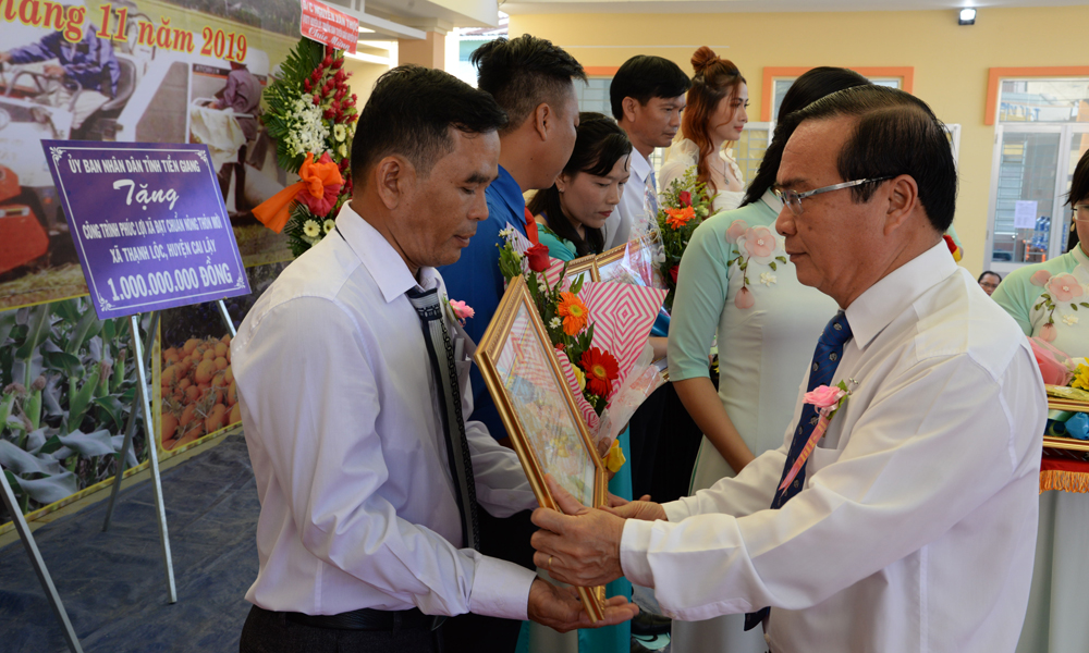 Đồng chí Phạm Anh Tuấn trao Bằng khen của UBND tỉnh Tiền Giang cho các cá nhân có nhiều đóng góp.
