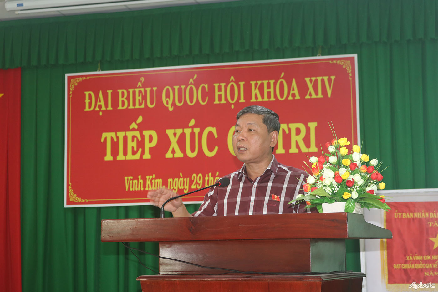 Đồng chí Nguyễn Hoàng Mai trả lời các ý kiến của cử tri.