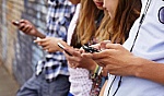Gần 1/4 giới trẻ hiện nay phụ thuộc vào điện thoại thông minh