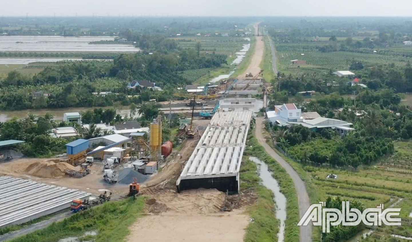 Sau khi vốn đầu tư được “khơi thông”, tiến độ Dự án sẽ được đẩy nhanh (trong ảnh: Cầu Thông Lưu, huyện Cái Bè).                                                                                                          Ảnh: MINH THÀNH