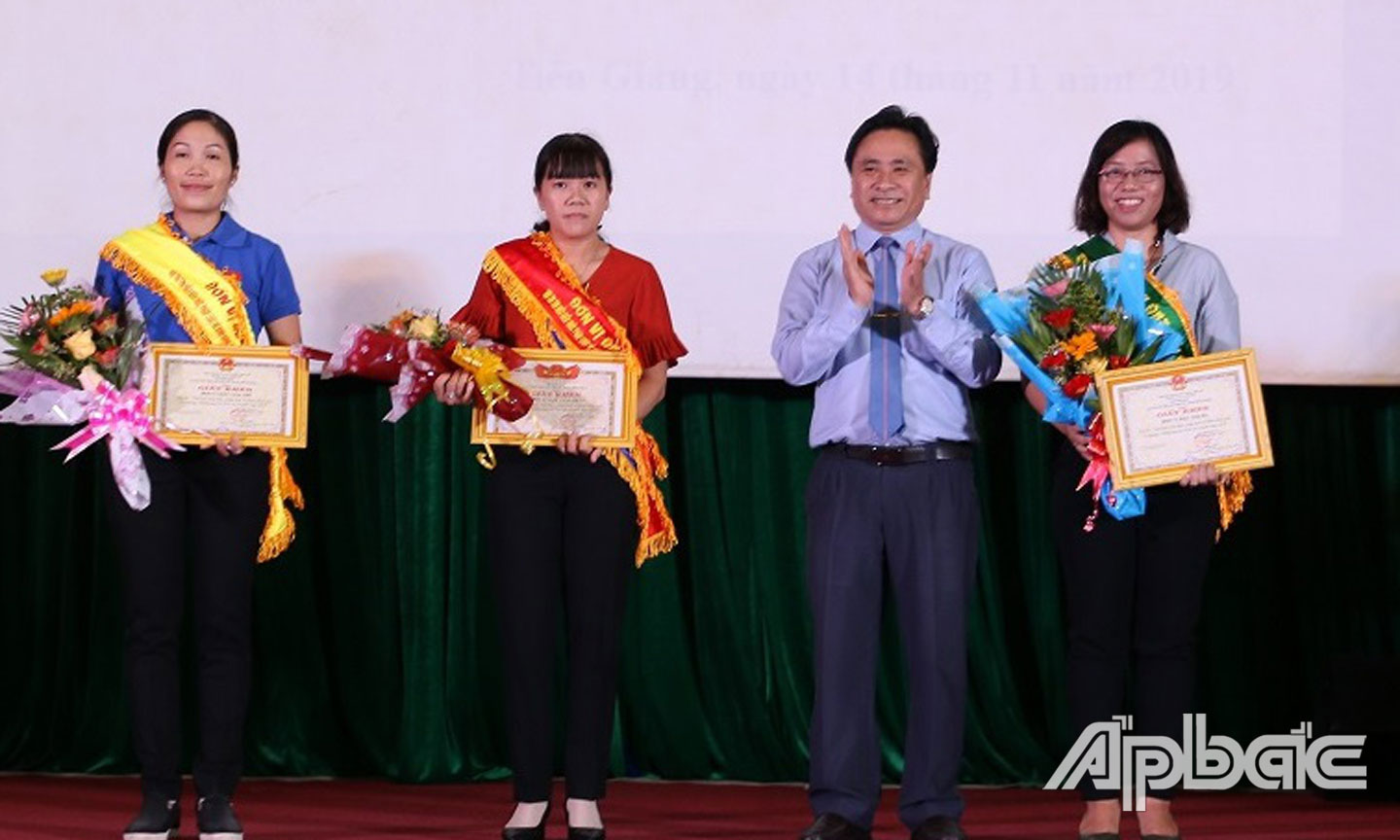 Tỉnh ủy viên, Phó Chủ tịch UBND tỉnh Trần Văn Dũng trao giải cho các đơn vị đoạt giải tại Hội thi Tìm hiểu kiến thức pháp luật về BĐG và phòng, chống  bạo lực trên cơ sở giới năm 2019.